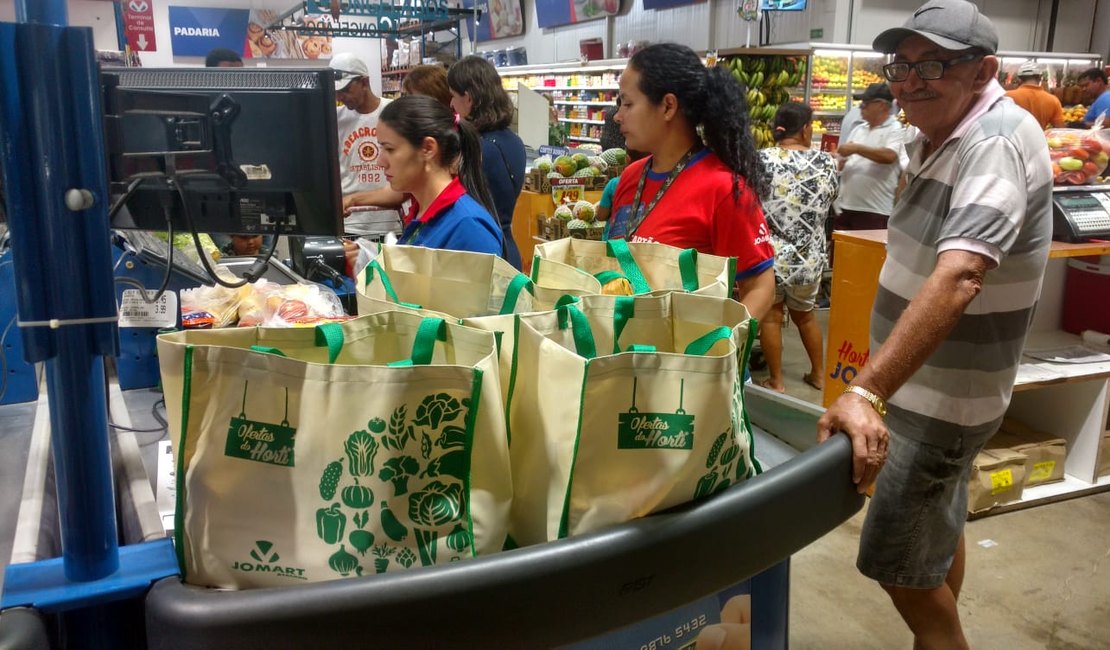 Jomart inova e presenteia clientes com sacolas retornáveis durante mega promoção de hortifruti, em Arapiraca