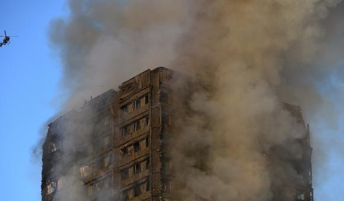 Sobe para 12 número de mortos em incêndio em prédio residencial em Londres