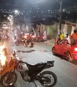Vídeo. Moto pega fogo durante carreata política no interior de Alagoas