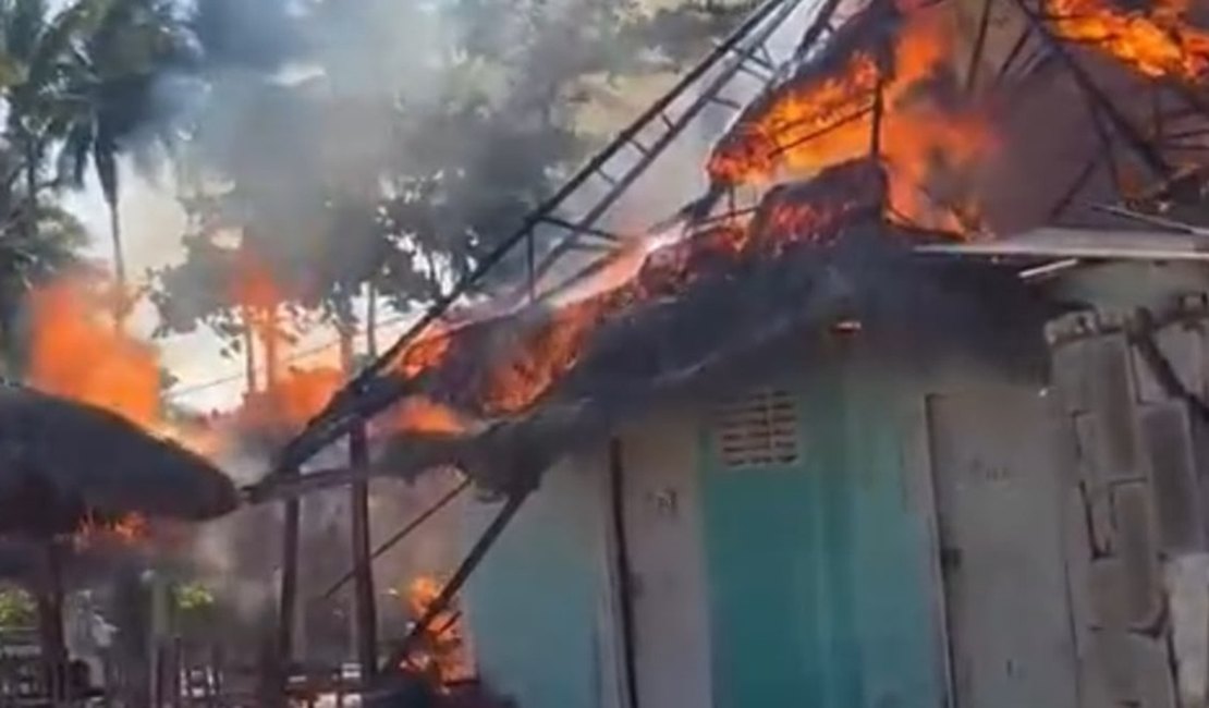 Barraca de praia pega fogo na Praia de Guaxuma, em Maceió