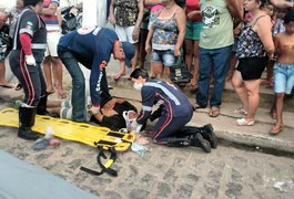 Vídeo. Jovem perde o controle da moto e colide com poste no bairro Cavaco, em Arapiraca