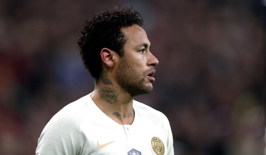 Neymar dá soco em torcedor que provoca jogadores do PSG no Stade de France