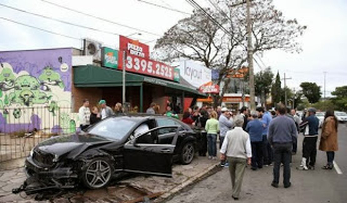 Manobrista espertinho vai dá voltinha em Mercedes de cliente e acaba com o carro