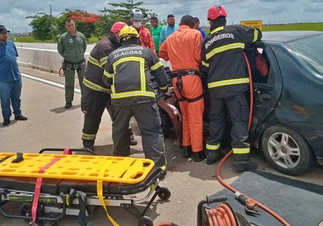 Acidente grave deixa uma pessoa presa às ferragens de carro, na BR 101, em São Miguel dos Campos