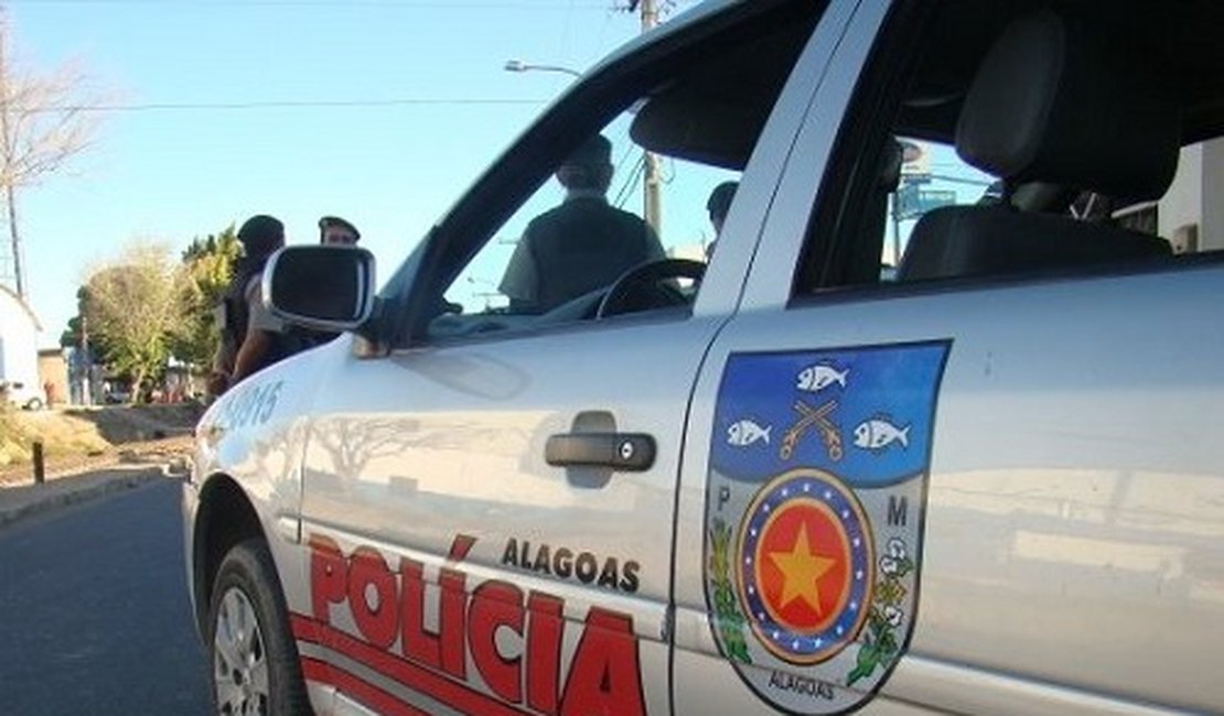 Bando armado e encapuzado assalta bar em Piaçabuçu