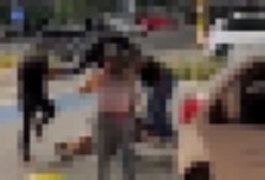 VÍDEO: Mulheres são filmadas trocando agressões físicas e verbais em shopping de Maceió: 'Rapariga velha'