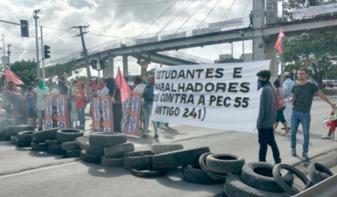 Estudantes fecham BR-104 em protesto contra PEC do teto dos gastos