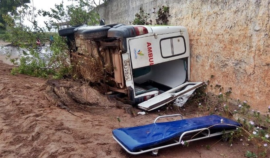 Ambulância capota e colide contra muro em estrada vicinal no município de Junqueiro