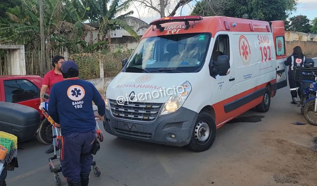 Motociclista atinge parte traseira de carro e fica ferido ao bater cabeça no asfalto, em Arapiraca