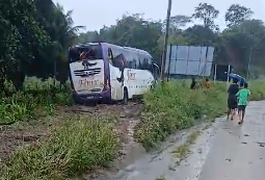 Ônibus para às margens da AL-110 após saída de pista em Taquarana