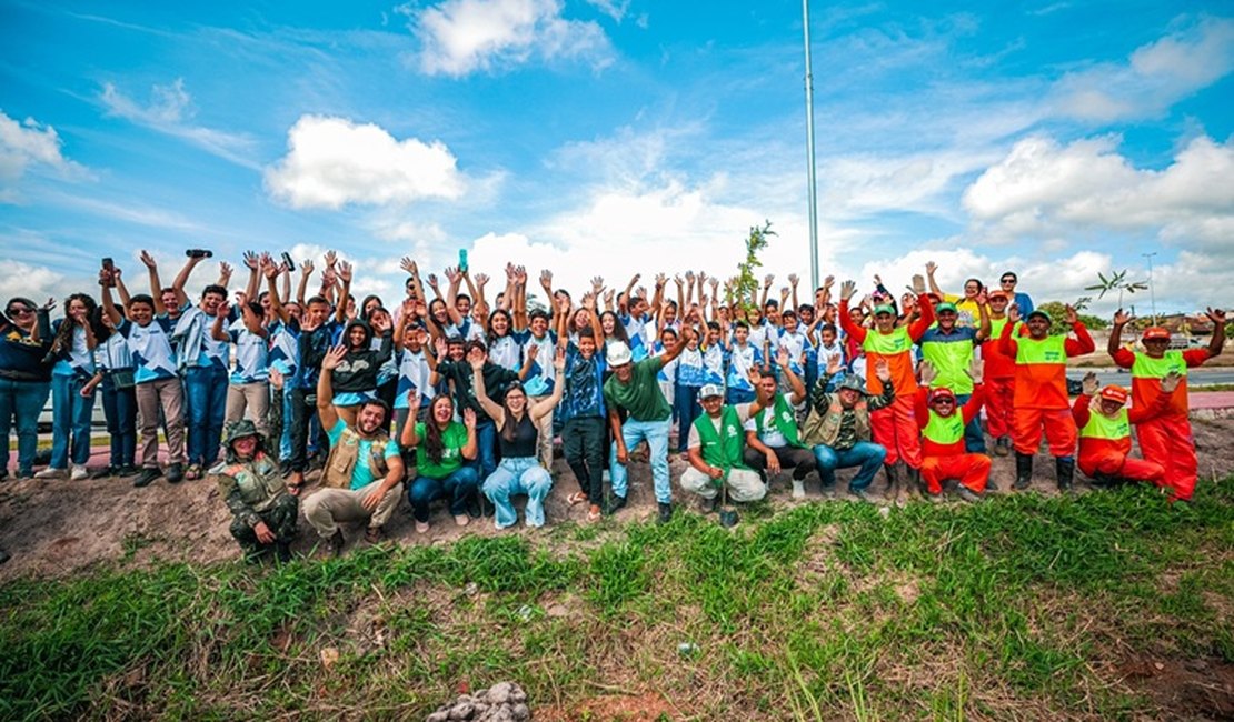 Alunos da rede pública de Arapiraca participam de plantio de 600 mudas na Marginal do Piauí