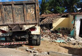 Três pessoas ficam feridas após caçamba bater contra casa no município de Penedo