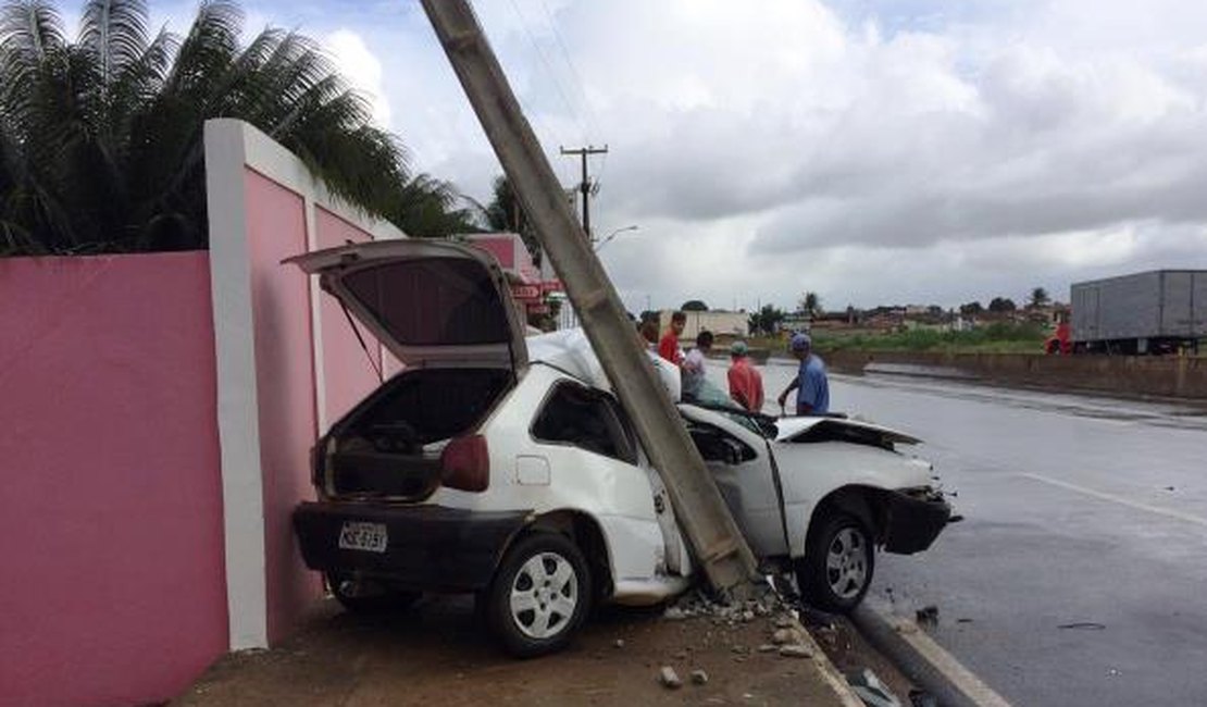 Motorista perde o controle de veículo e colide contra poste e muro de motel na AL-110, em Arapiraca