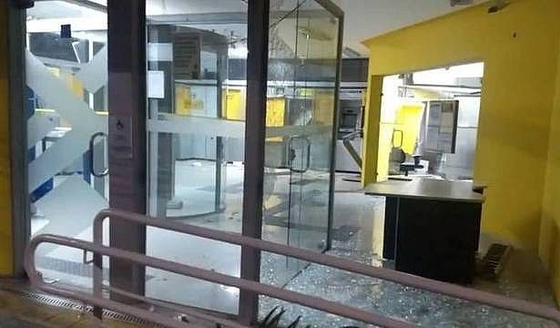 Tiroteio após assalto a bancos na Grande SP deixa cerca de 10 mortos