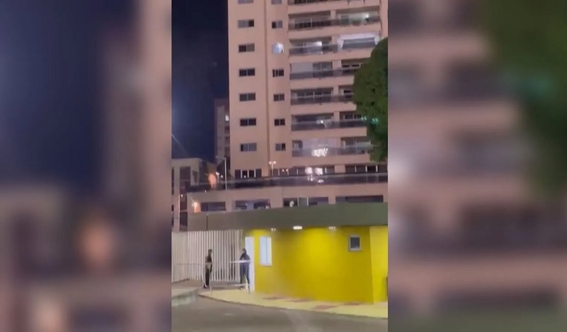 Casal faz sexo da janela de apartamento com vista para estádio de futebol