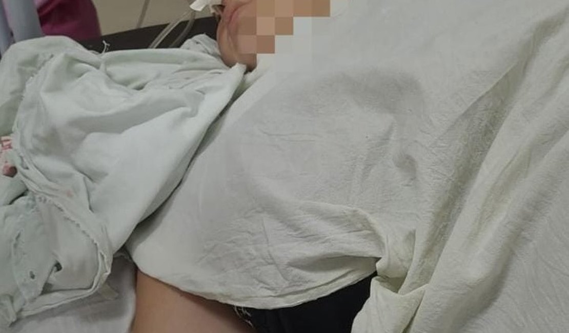 Família denuncia que profissionais de hospital esqueceram gazes na barriga de paciente após parto, em Arapiraca