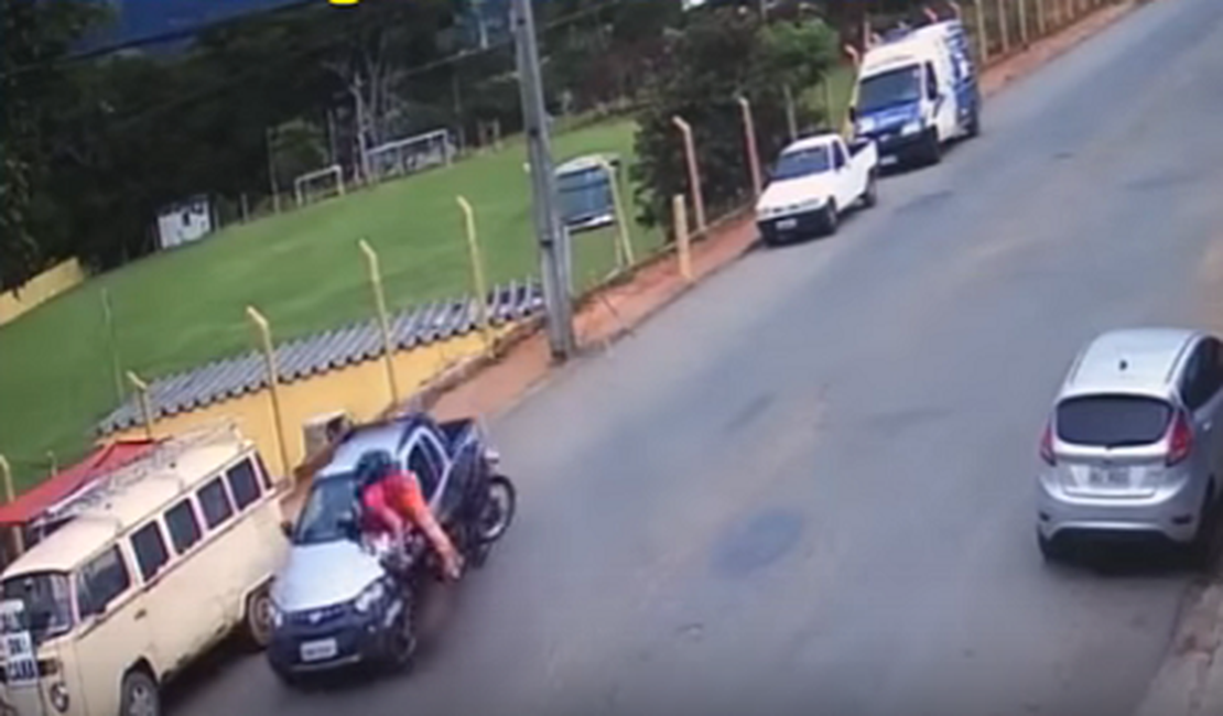 [VÍDEO] Motociclista ‘voa’ depois de colidir contra veículo e sobrevive a impacto