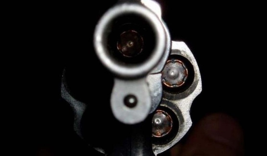 Criminoso para ao lado de carro e mata motorista de aplicativo a tiros em Maceió