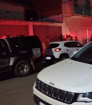 Vídeo mostra chegada de criminosos no local de homicídio, em Arapiraca e fuga após o crime