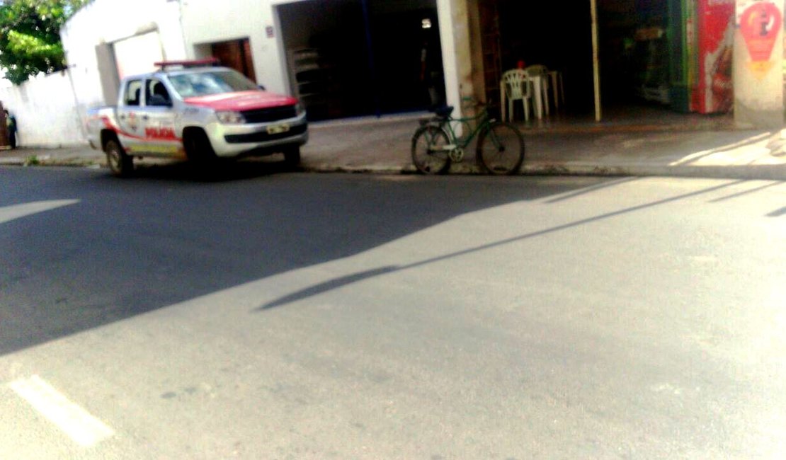 Criminosos invadem estabelecimento e roubam funcionários no Centro de Arapiraca