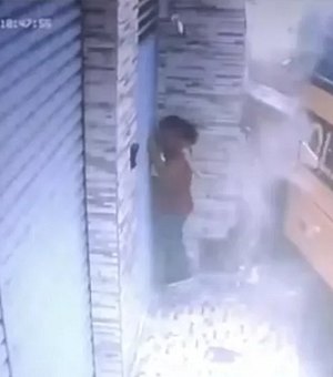 Vídeo. Mulher escapa por centímetros de ser atropelada por ônibus desgovernado