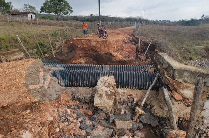 VÍDEO: Ponte na estrada que dá acesso à Baixa do Capim, na Serra dos Ferreiras, é destruída pela água