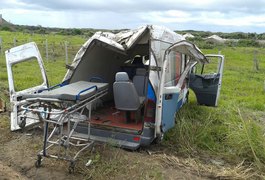 Ambulância capota e deixa uma pessoa ferida na AL 101 Sul