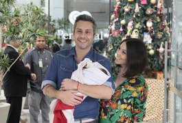 Alexandre Nero e Karen Brusttollin deixam maternidade com Noá