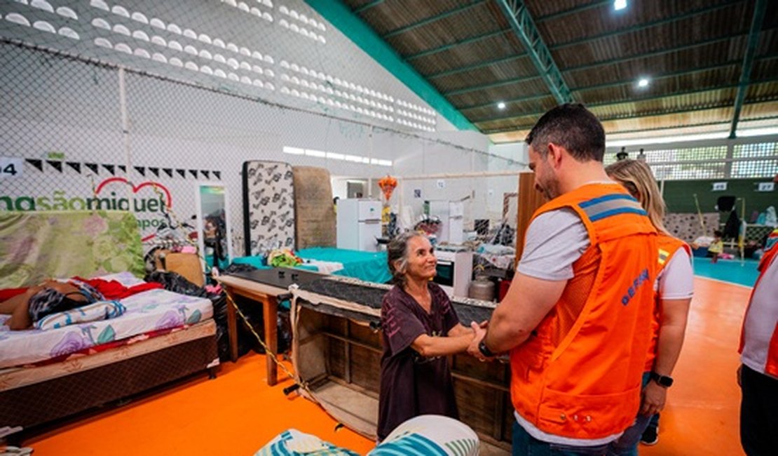 Em visita a municípios atingidos pela chuva, governador anuncia liberação de recursos
