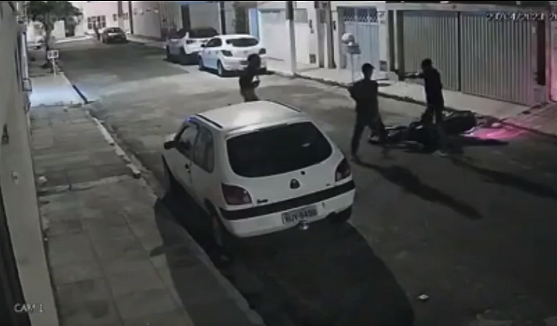 VÍDEO. Câmeras flagram momento em que motociclista é morto por assaltantes em bairro de Maceió