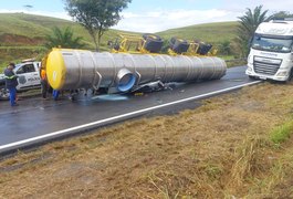 Flexeiras: Acidente envolvendo carreta-tanque e carro deixa motorista morta e feridos na BR-101