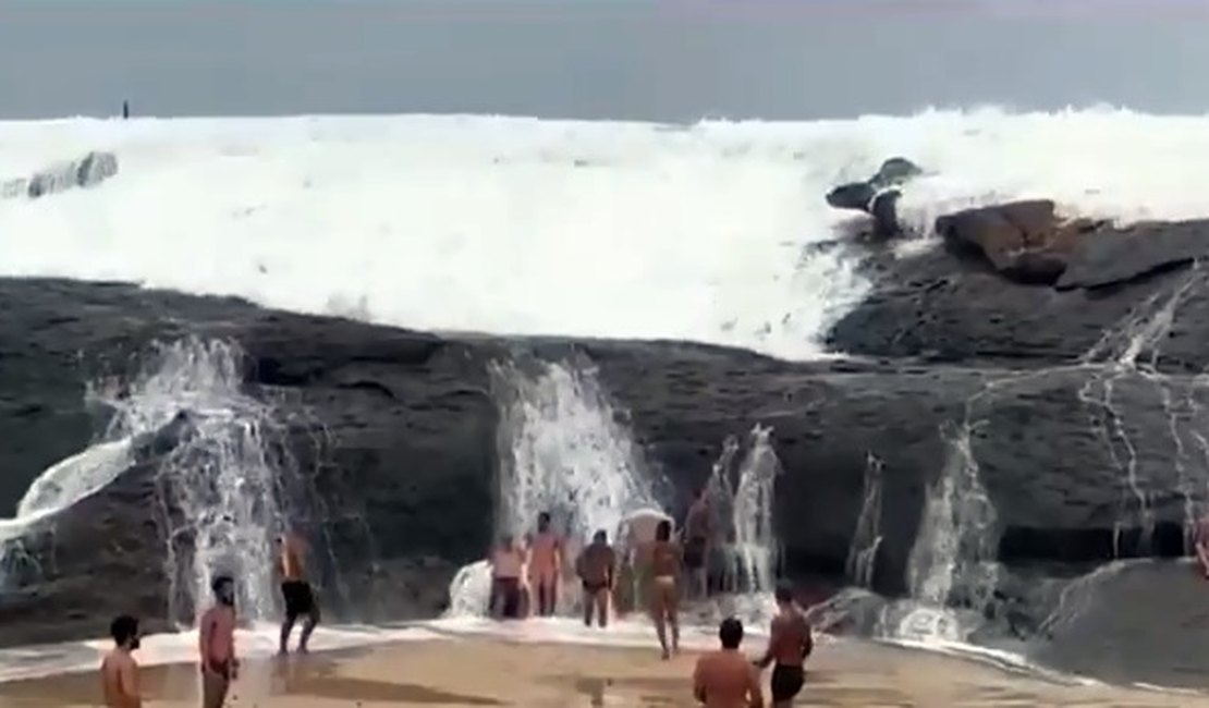 Ciclone-bomba assusta banhistas em ﻿Itacoatiara; assista