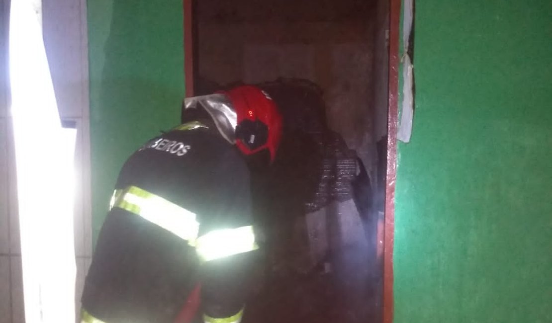 Após incêndio, casa fica completamente destruída, em Maceió