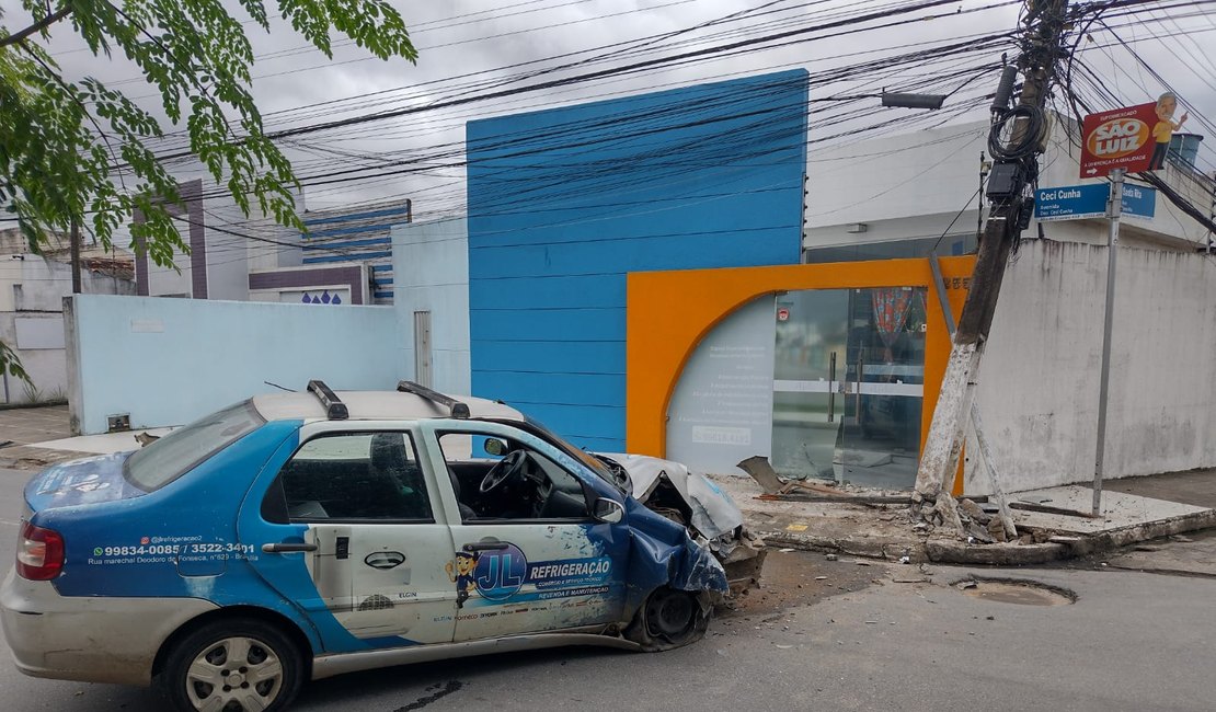 Carro perde o controle, colide em poste e deixa dois feridos em Arapiraca