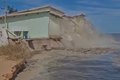 Parte de residência é destruída por avanço do mar na Praia do Saco, em Sergipe