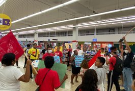 Grupo realiza protesto em unidade do supermercado Carrefour, em Maceió
