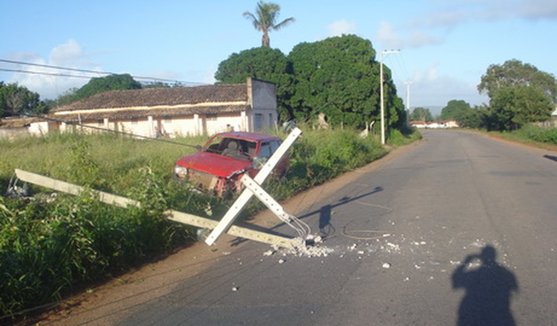 Condutor de veículo perde o controle e colide com poste de iluminação na AL-115