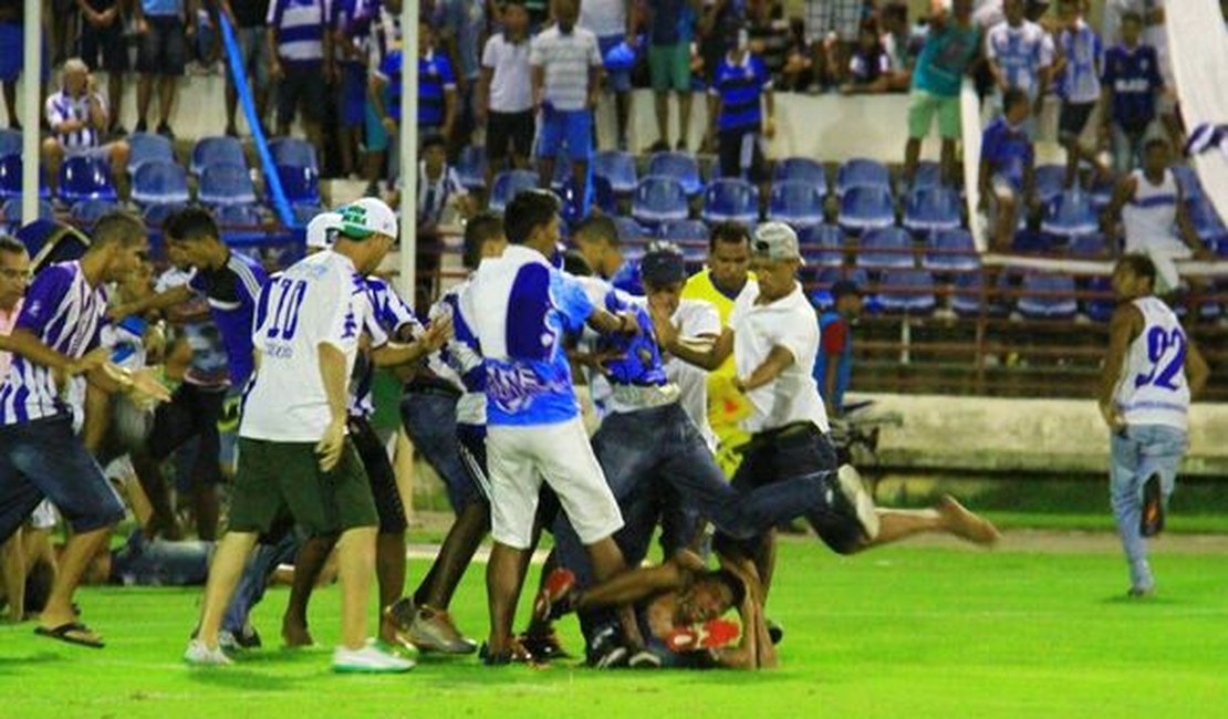 VÍDEO: final do Campeonato Alagoano é marcado por guerra entre torcidas