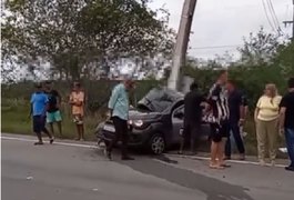 Carro colide contra poste de energia elétrica e homem morre na AL-220