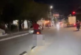 VÍDEO: Condutor 'desnorteado' é filmado sofrendo queda de moto em Arapiraca