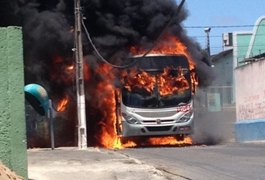 Ônibus é incendiado no bairro Ouro Preto, em Maceió
