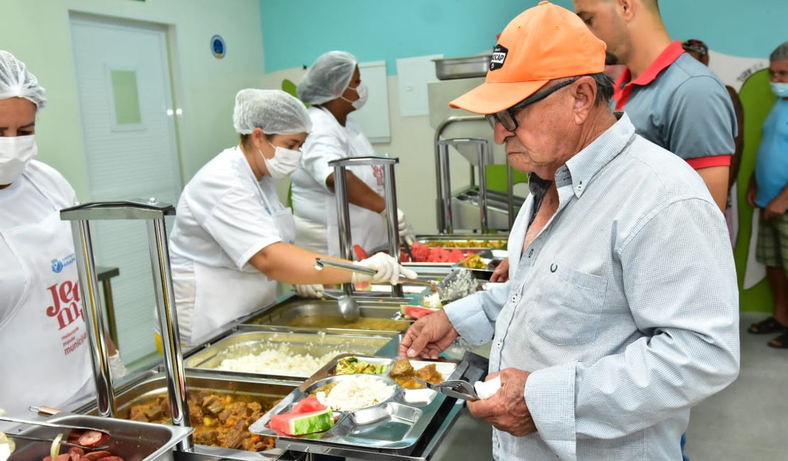 População de Arapiraca comemora reabertura do Restaurante Popular 