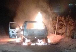 Carro de militar baleado durante assalto é encontrado carbonizado, em Arapiraca