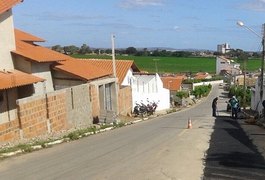 Bebê de oito meses é encontrado sem vida dentro de casa; mãe teria saído para beber