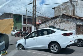Asfalto cede e parte frontal de carro vai parar dentro de cratera em Maceió