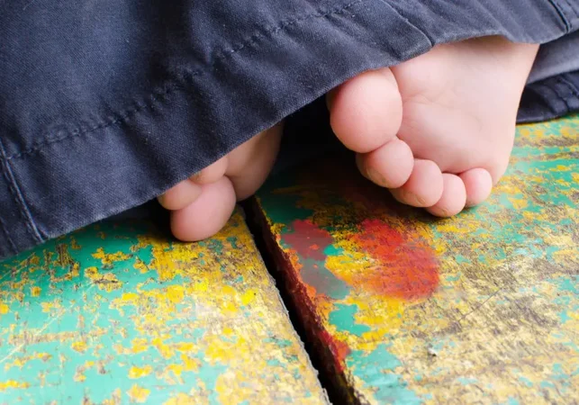 Criança de um ano morre engasgada com unha postiça da mãe