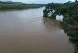 Fortes chuvas devem continuar nas próximas 12 horas e rios podem transbordar, afirma Defesa Civil Estadual