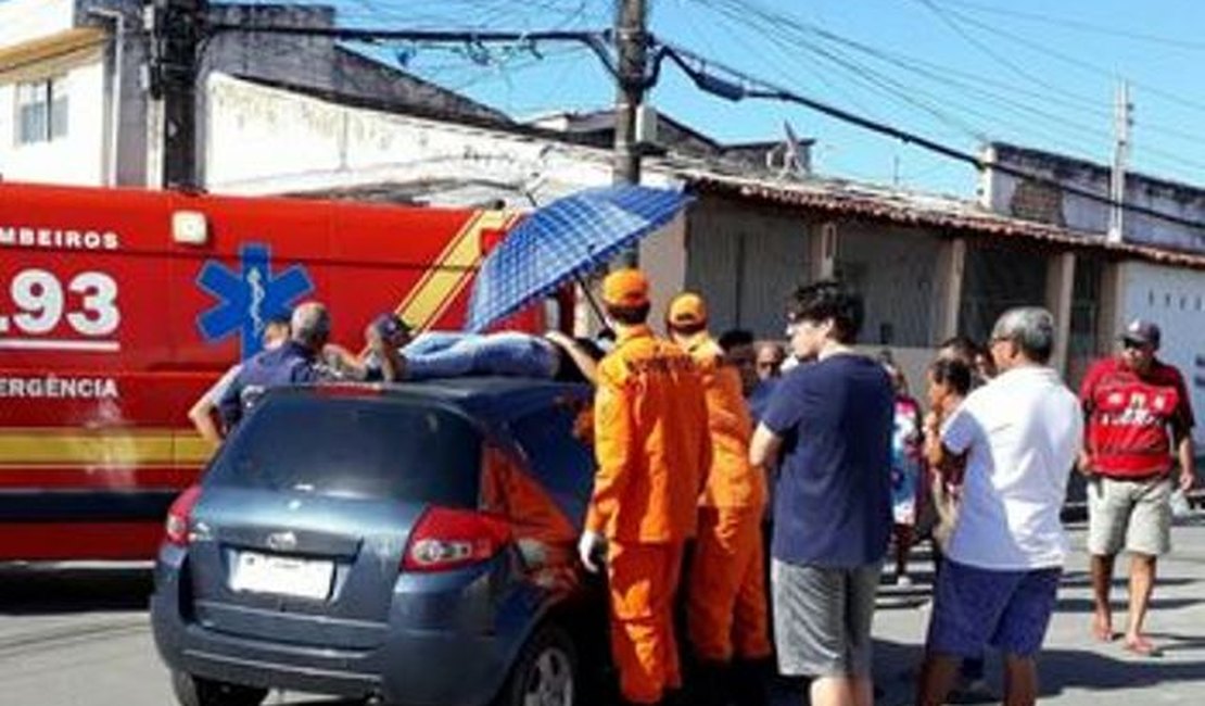 Mulher é arremessada para teto de carro após colisão com moto em Maceió