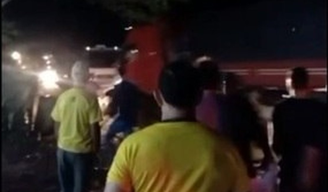 VÍDEO. Caminhoneiro avança sobre acampamento de manifestantes e uma pessoa é atropelada