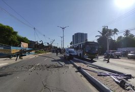 Motorista de ambulância perde o controle e derruba postes em Maceió